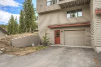Mountain Views, Hot Tub & Sauna! Cozy Fireplace, 10-Minutes from the Slopes!