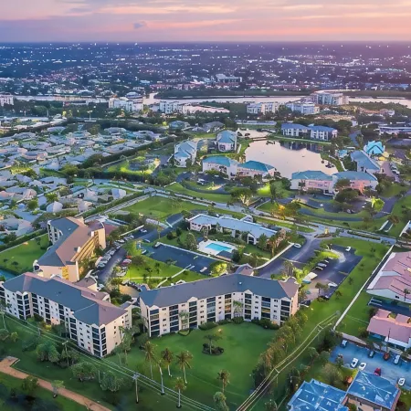 Jupiter Bay Resort Condo, steps to the beach! Comfortably sleeps family of 4! Отели в г. Юпитер