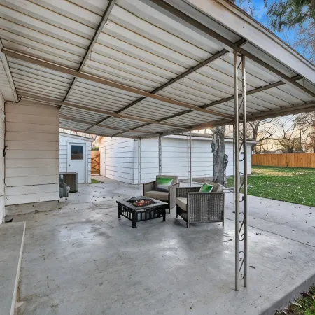 MidCentury Modern 3BR 2BA + Hot Tub in College District