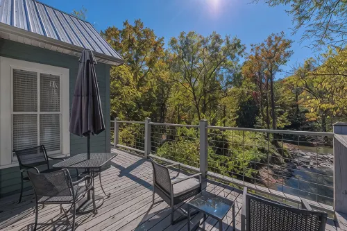 Peaceful Creek View Cottage~Walk to Town & at~Pet Friendly~Relax on the Porch