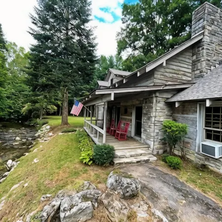 Pioneer Village Creekside 4-bedroom cabin perfect for a family retreat!