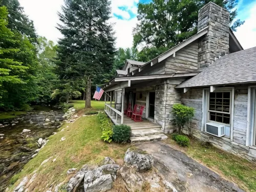 Pioneer Village Creekside 4-bedroom cabin perfect for a family retreat! - Chalets