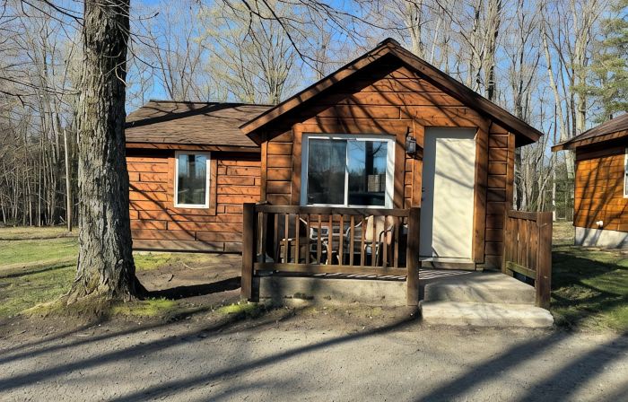 Cozy 2 bedroom cottage with full kitchen minutes from Pictured Rocks Cruises!