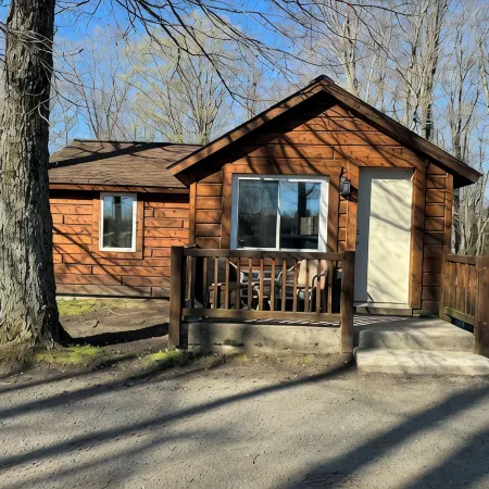 Cozy 2 bedroom cottage with full kitchen minutes from Pictured Rocks Cruises!