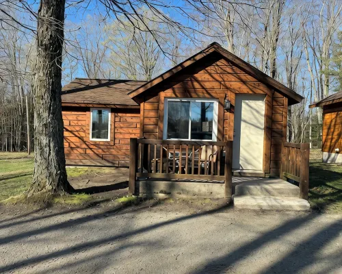 Cozy 2 bedroom cottage with full kitchen minutes from Pictured Rocks Cruises! Hotels in Munising