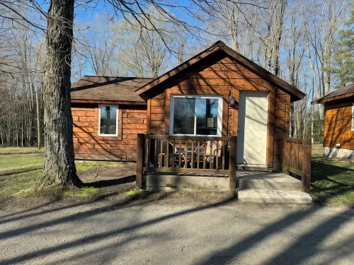 Cozy 2 bedroom cottage with full kitchen minutes from Pictured Rocks Cruises!