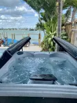 Tropical Paradise 🏝! POOL, Hot Tub, Dock, FREE Ice, Kayaks, Paddles, Bikes! - Homestays