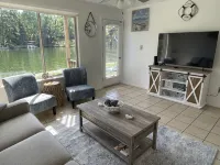 Relaxation Destination--updated lakefront condo just steps from Lake Hamilton!!! - Homestays