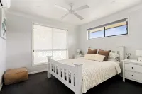 Pets welcome, family friendly home. 5 minute drive to beaches. - 4 stelle