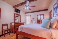 Coco Caye Villa, Private 2 bedroom Beachfront Villa, Balcony,Pool- Gold Standard -  Privatzimmer