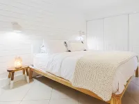 Beachside Modern Wellness Villa with Spacious Patio, Walk to the Beach Hotels in Jupiter