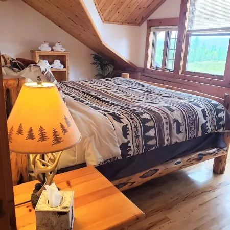 Rustic 1 bedroom, 1 bath, 2 minutes from the West Glacier Park