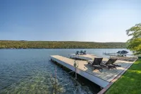 Keuka Waterfront 2-Bedroom Cottage with Wi-Fi and AC. Sleeps 6 - Boutique