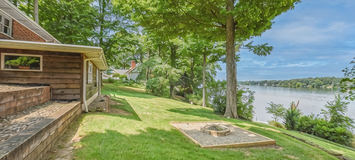 Rustic Hills Retreat...a scenic home on beautiful lake front property. Hotels in Branch County