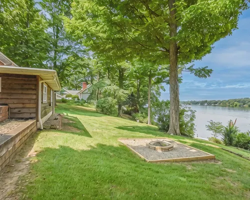 Rustic Hills Retreat...a scenic home on beautiful lake front property. Hotels in Branch County