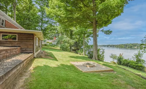 Rustic Hills Retreat...a scenic home on beautiful lake front property. - 3-Star