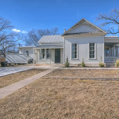 Gorgeous Home 1 Blk from Main with Hot Tub & Fire Pit!