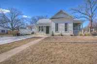 Gorgeous Home 1 Blk from Main with Hot Tub & Fire Pit! - 3-Sterne