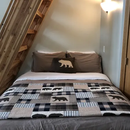 Aurora Skies Lodging - Private Cabin with Open Loft Bedroom - Sleeps 3-6
