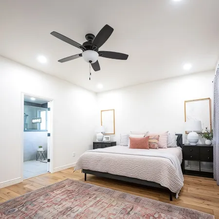NEW BUILD Spacious 4-bedroom house with great location- sleeps 10 대쳐 호텔