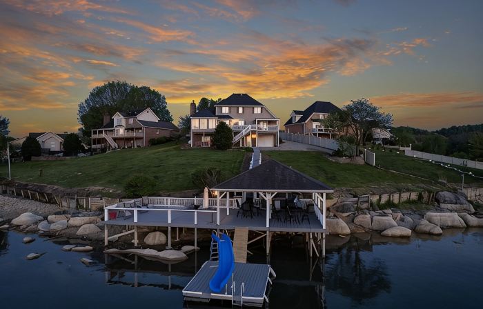 Boone Lake Haven with kayaks