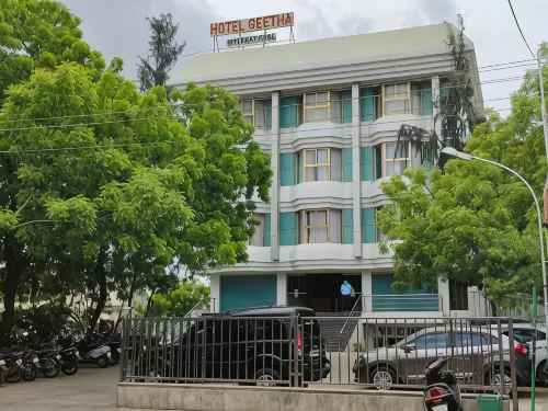Hotel Geetha International - bar
