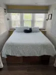 Tide’s Edge Escape: Cozy 2-Bed Cottage/Camper with Sea Views