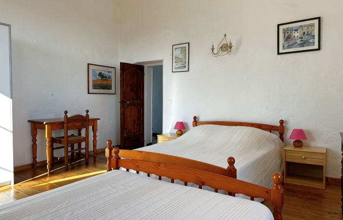 independent apartment on the second floor of a historic house in Monticello
