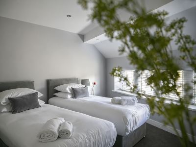 A spacious and stylish 2 bedroom, 2 bathroom duplex apartment