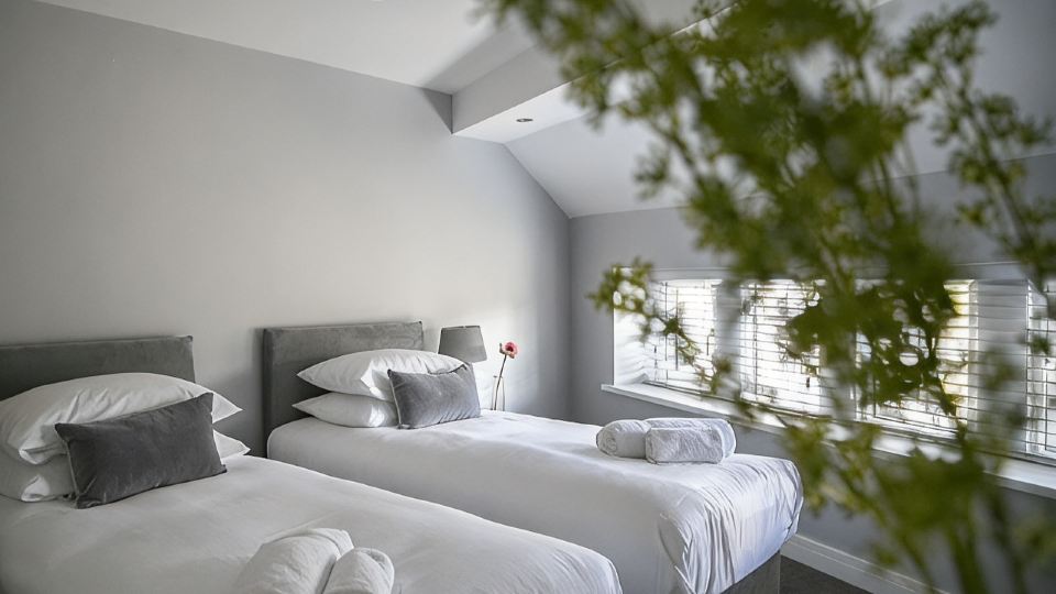A spacious and stylish 2 bedroom, 2 bathroom duplex apartment