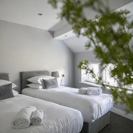 A spacious and stylish 2 bedroom, 2 bathroom duplex apartment