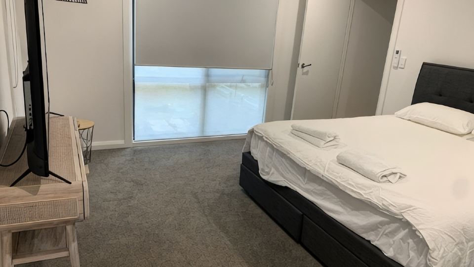 Spacious Family Friendly Beach House With outdoor Bbq and jacuzzi free Wifi