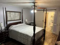 Spacious  4 Bedroom Home with Plenty of Room for Parking. - Homestays