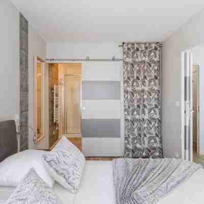 Quiet 1-Bed with Office Space, Saint-Cyprien, 200m to Metro Rooms