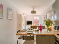 Cosy Apartment with Large Balcony and Private Parking Ξενοδοχεία στην πόλη Λοριάν