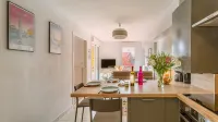 Cosy Apartment with Large Balcony and Private Parking - Wi-Fi