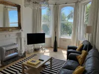 Bermuda House with parking, good sea view and minutes from beach and shops