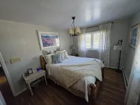 86" TV, Sauna, Firepit, Gym, Ping Pong, Pool, Foosball, Plenty of Parking, Grill
