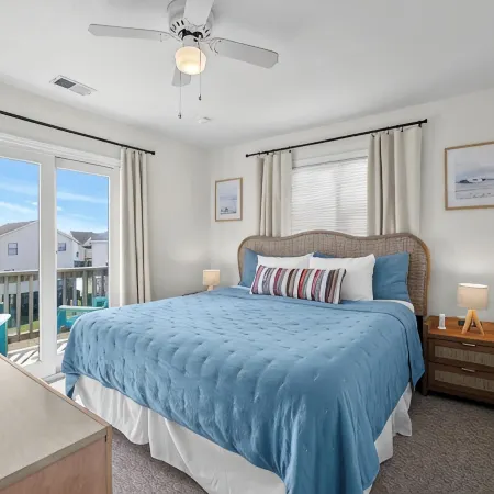 Spacious (multi) Family Home - Walk to Beach and Restaurants - "Cerulean C"