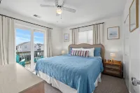 Spacious (multi) Family Home - Walk to Beach and Restaurants - "Cerulean C" - balcón