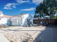 Bright Vibes Home- Sleeps 8- 1 Block to University- Pacman, BBQ, Indoor Gym Hotels in Redlands