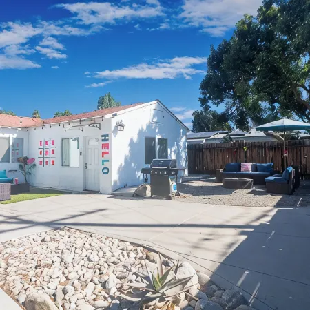 Bright Vibes Home- Sleeps 8- 1 Block to University- Pacman, BBQ, Indoor Gym
