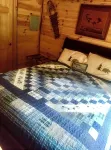 "Your Neck of the Woods" Cabin Rental: Peaceful Get-away Overlooking Fish Creek - Alphydda