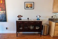 Luxury Downtown Getaway: 2BR Condo Near New Buffalo’s Top Attractions!