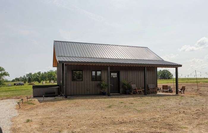 Stockton Lake DAM Cabin with Hot Tub! Less Than 0.25 Miles from the Lake