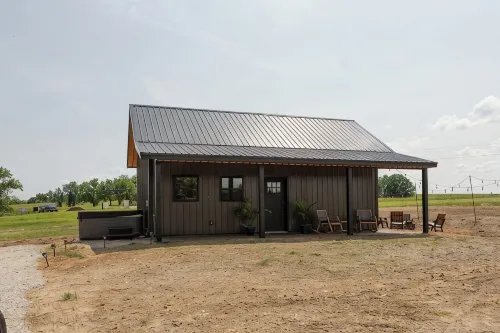 Stockton Lake DAM Cabin with Hot Tub! Less Than 0.25 Miles from the Lake