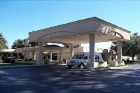 Clarion Inn Columbia Airport - parking