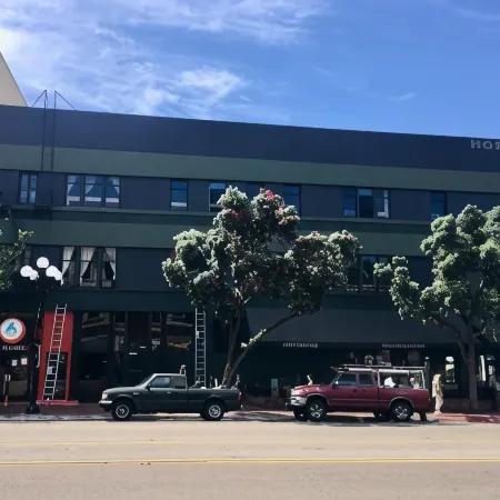 HI San Diego Downtown Hostel Отели рядом с достопримечательностью «Харбор-Айленд»