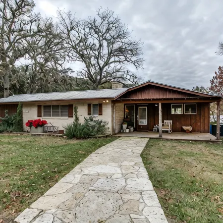 Private cabin on 10 acre lake, 4.5 miles from Boerne