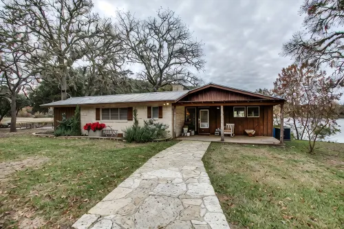 Private cabin on 10 acre lake, 4.5 miles from Boerne - 4성급